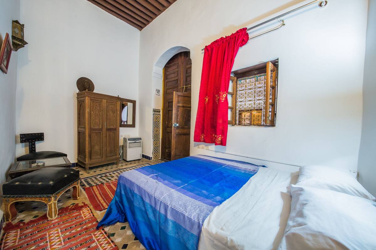 Cunas, wifi gratis, decoración personalizada y muebles diferentes