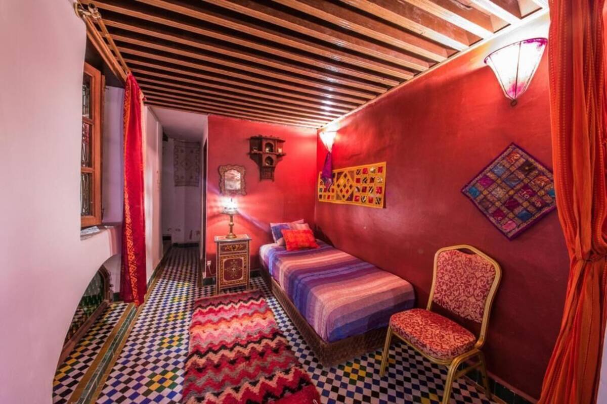 Cunas, wifi gratis, decoración personalizada y muebles diferentes