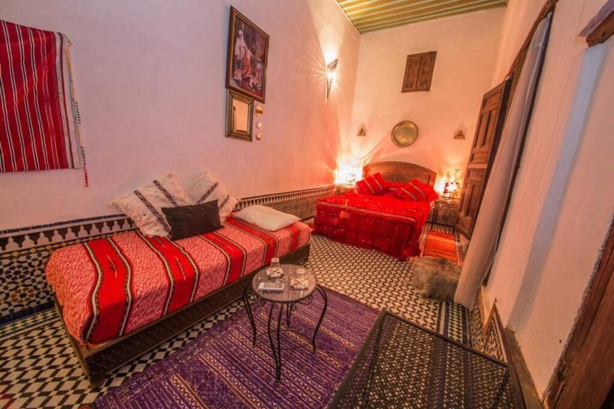 Cunas, wifi gratis, decoración personalizada y muebles diferentes