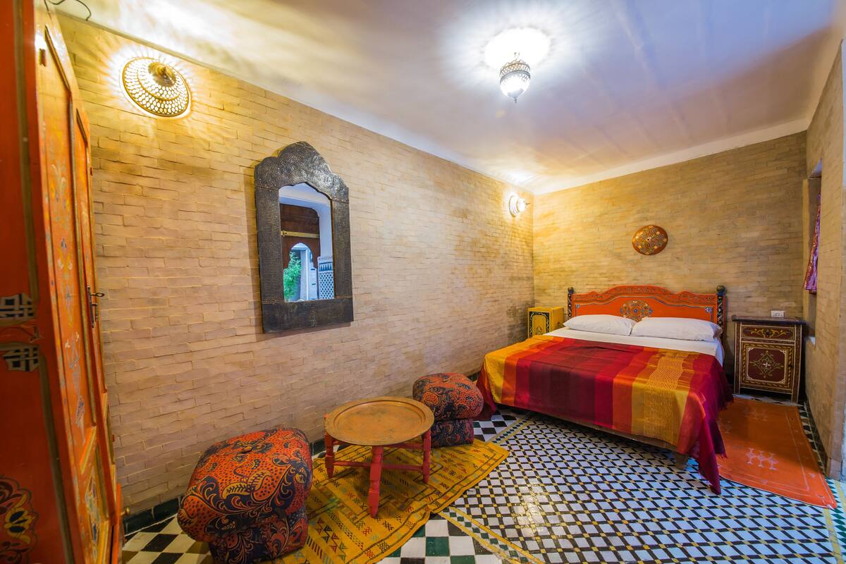 Cunas, wifi gratis, decoración personalizada y muebles diferentes