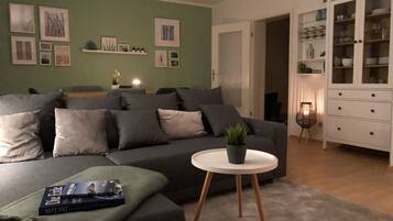 Smart-tv, böcker och en stereo