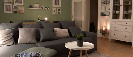 Smart-TV, bøker og stereoanlegg