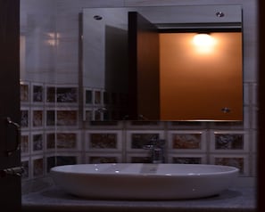 Habitación doble Deluxe | Baño | Regadera y toallas