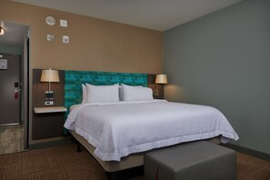 Premium bedding, pillowtop beds, desk, blackout drapes - Hampton Inn Sherwood Portland (Sherwood)