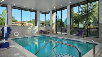 Piscina interna, funciona das 7h às 23h, espreguiçadeiras