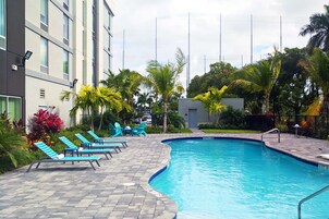 Una piscina al aire libre (de 07:00 a 22:00), sombrillas, tumbonas