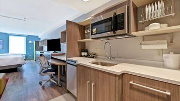 Escritorio, espacio para trabajar con laptop y cortinas blackout