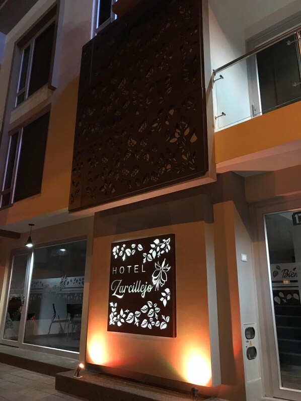Front of property – evening/night - Hotel Zarcillejo (San Juan de Pasto)