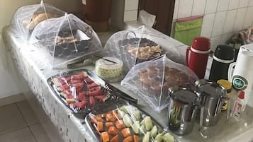 Café da manhã com buffet grátis todos os dias