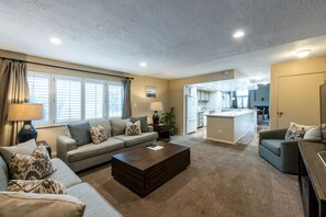 Condo, 2 chambres | Salle de séjour