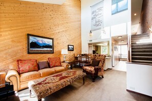 Condo, 2 chambres | Salle de séjour