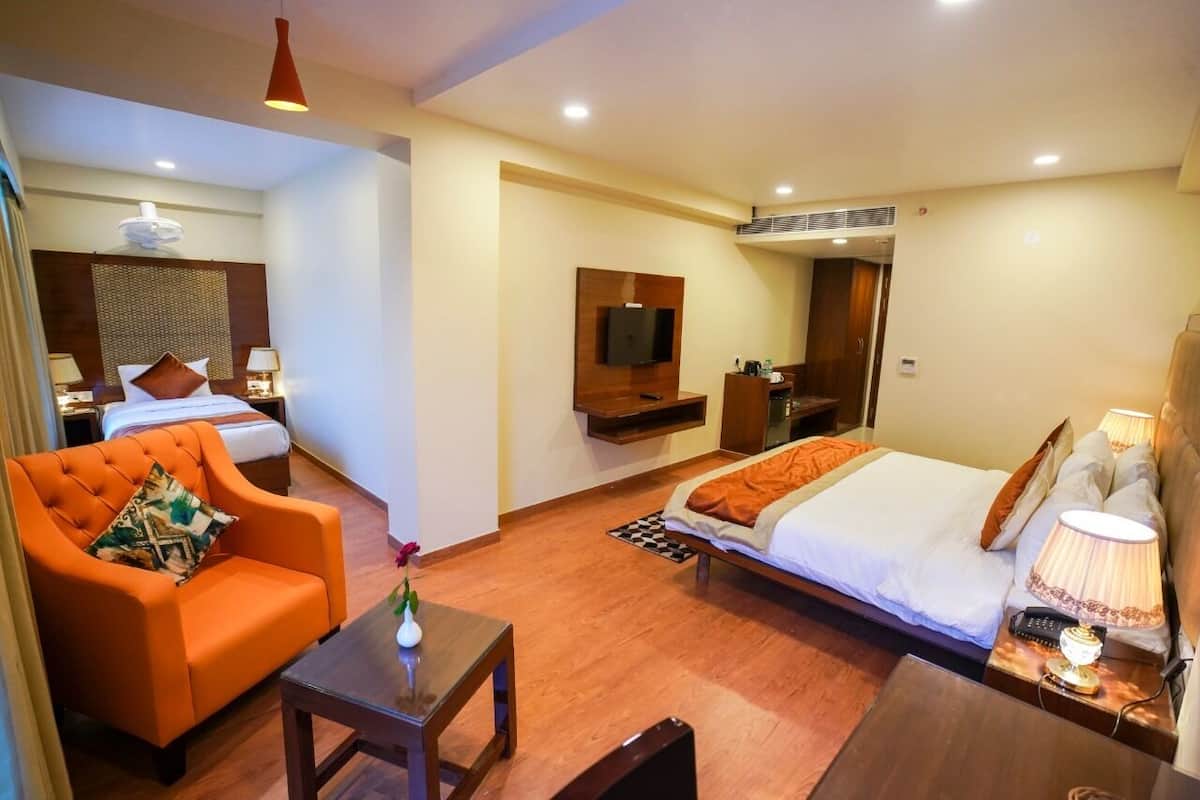 Family Suite Room | Premium bedding, minibar, in-room safe, desk