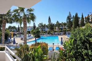 Outdoor pool - Andreotis Hotel Apts (Paralimni)