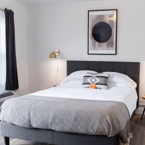 Single Queen Room | Blackout drapes, iron/ironing board, free WiFi, bed sheets - The Nightingale Motel (Pagosa Springs)
