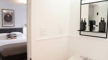 Chambre, 1 grand lit | Salle de bain | SĂšche-cheveux, serviettes fournies