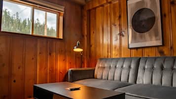 小屋, 多張床 | 起居區 | 42-吋LED 液晶電視、有線頻道、Netflix、串流服務