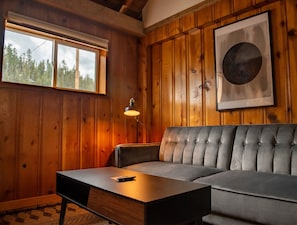 Ferienhütte, Mehrere Betten | Wohnbereich | 42-Zoll-LED-Fernseher mit Kabelempfang, Netflix, Streaming-Dienste