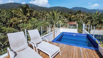 2 piscinas externas, espreguiçadeiras