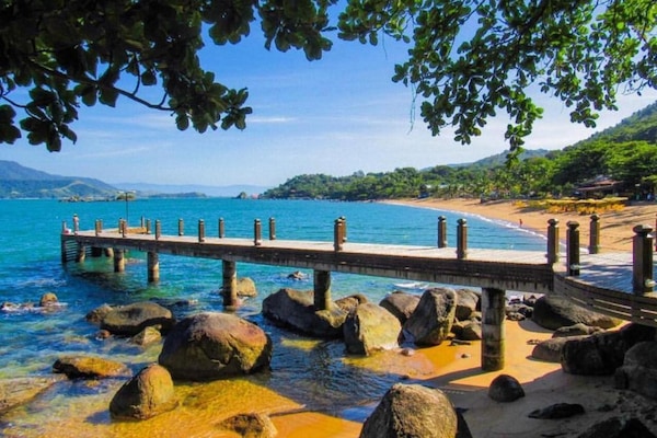 Gần bãi biển, cát trắng