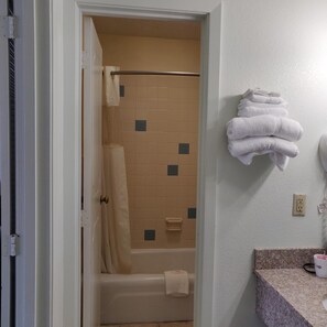 Hair dryer, towels - Travel Inn Delaware (Delaware)