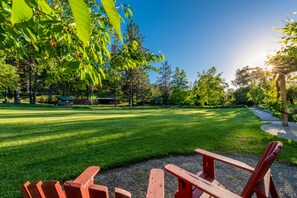 Outdoor wedding area - The Davies Family Inn (Placerville)
