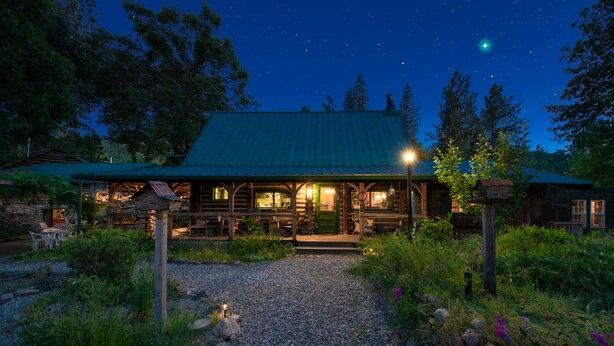 Front of property – evening/night - The Davies Family Inn (Placerville)