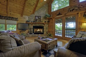 小屋 | 客厅 | 平板电视、壁炉、DVD 播放器