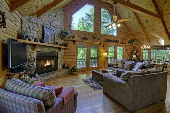 Cabaña | Sala de estar | Una televisión de pantalla plana, una chimenea, un reproductor de DVD