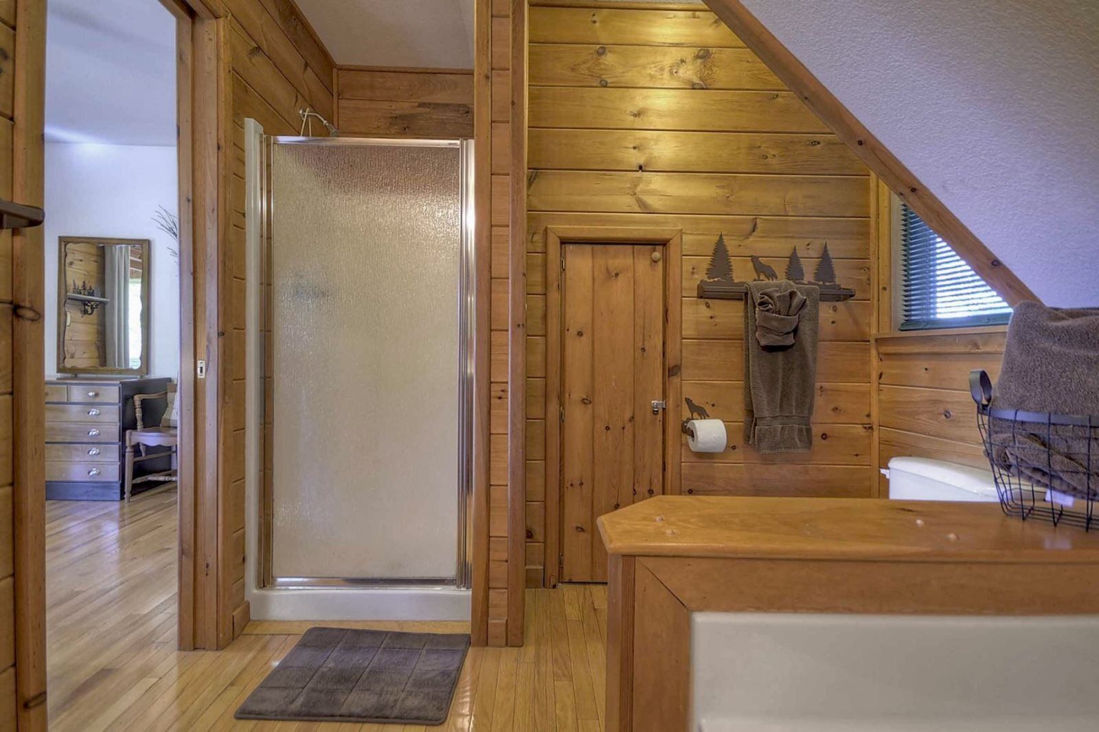Cabin | Bathroom | Jetted tub, towels