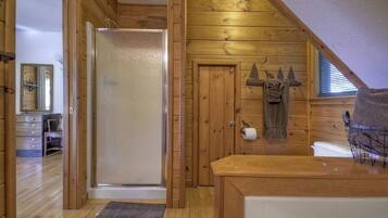 Cabin | Bathroom | Jetted tub, towels