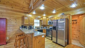 Cabin | Private kitchen | Fridge, microwave, stovetop, dishwasher