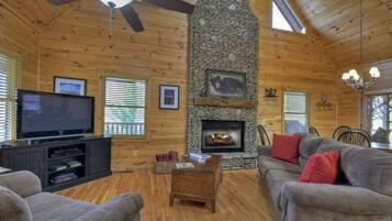 Cabin | Living room | TV, fireplace, DVD player