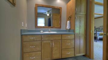 Cabin | Bathroom