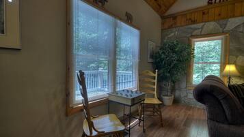 Cabin | Living room | Flat-screen TV, fireplace, DVD player