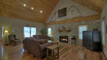 Cabin | Living room | Flat-screen TV, fireplace, DVD player