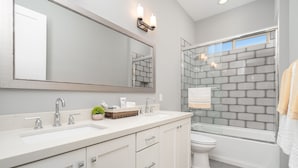 Bañera con ducha, secador de pelo, toallas, jabón