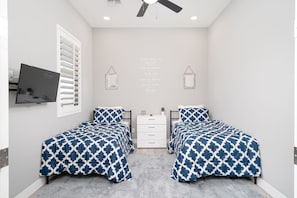Nautica Bedroom w/ Twin Beds