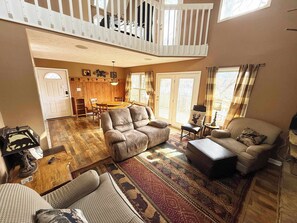 Televisión, chimenea, reproductor de DVD y futbolito 