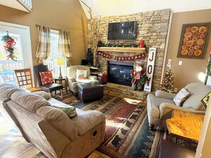 Televisión, chimenea, reproductor de DVD y futbolito 