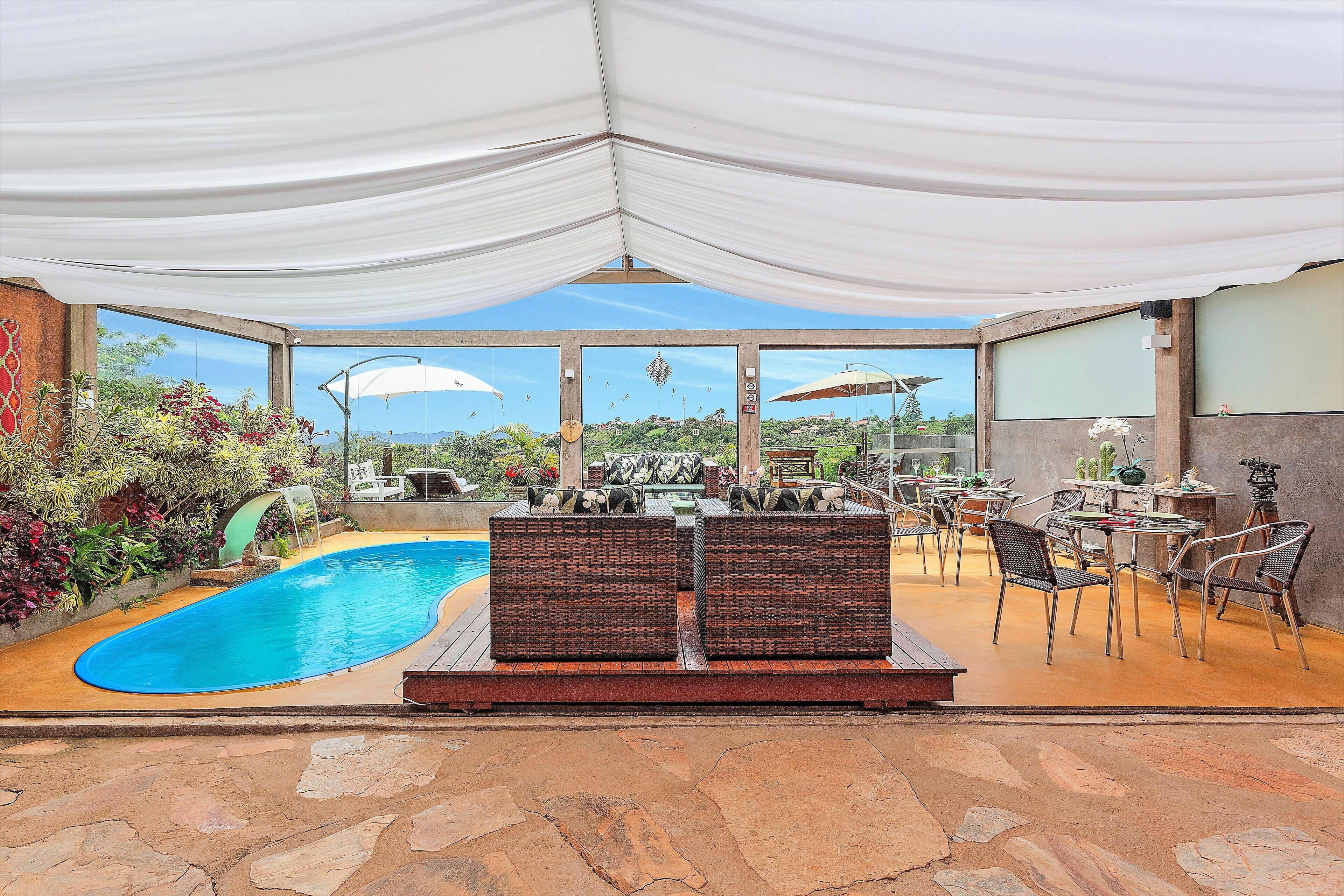 2 piscinas internas, funciona das 10h às 19h, guarda-sóis