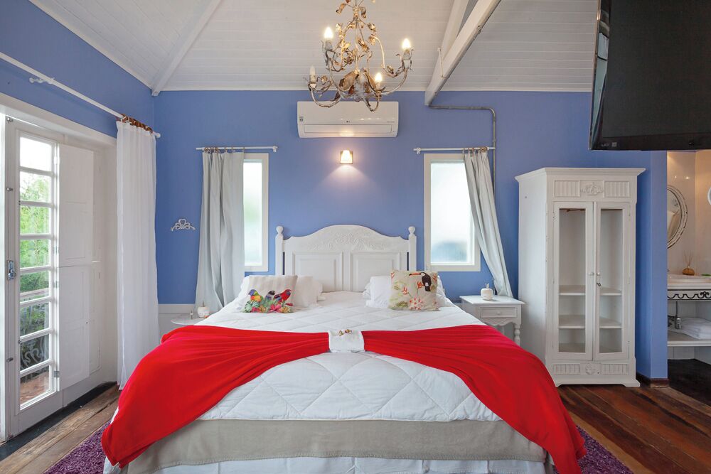 Ropa de cama de alta calidad, colchones con pillow-top y minibar 
