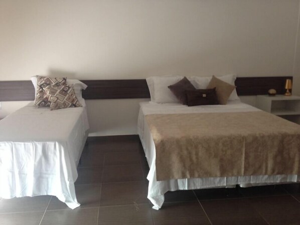 笔记本电脑工作区、遮光窗帘、熨斗/熨板、免费 WiFi