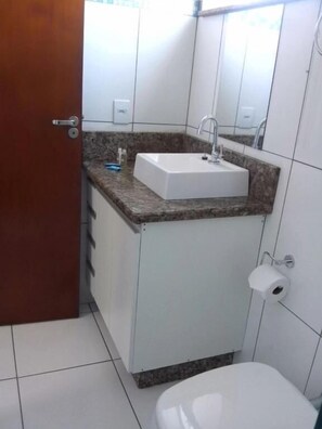 淋浴设施、免费洗浴用品、吹风机、毛巾