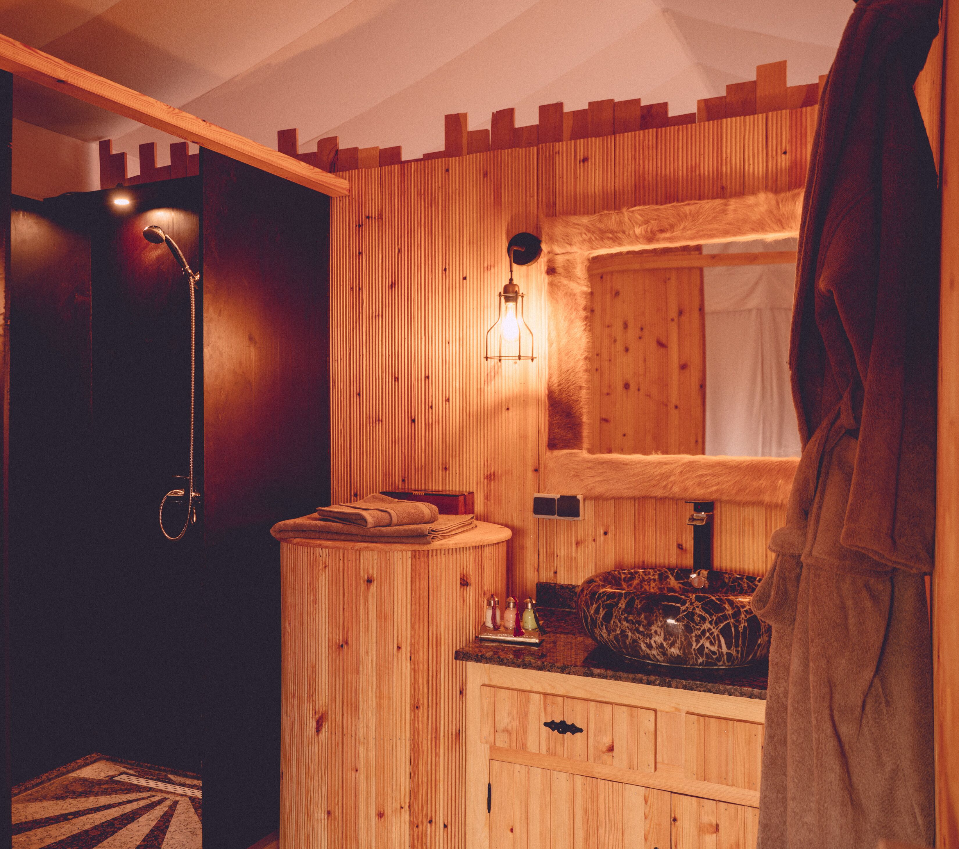 Luxury Family Tent | Salle de bain | Douche, papier toilette