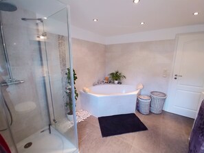 Rainfall showerhead, hair dryer, towels, soap - Feel-good time in the Zittau Mountains (Eichgraben)