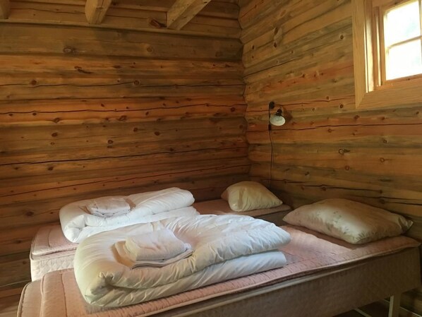 Fjölskylduherbergi | Skrifborð, vinnuaðstaða fyrir fartölvur, ókeypis þráðlaus nettenging