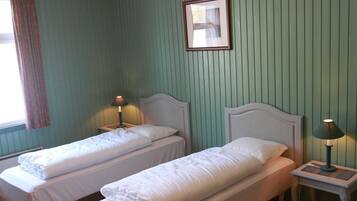 Dobbeltrom | Skrivebord, skrivebord for bærbar PC, wi-fi (inkludert) og sengetøy