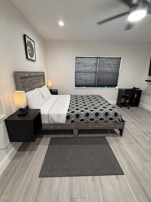 1 slaapkamer, een strijkplank/strijkijzer, wifi, beddengoed