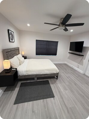 1 slaapkamer, een strijkplank/strijkijzer, wifi, beddengoed