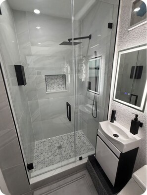 Secador de pelo, toallas, jabón y papel higiénico